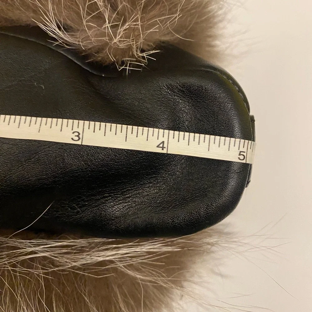 COACH LEGACY SILVER/BLACK WHITE  FOX FUR CLUTCH w/TASSEL 😍 (R$1,200) Like New